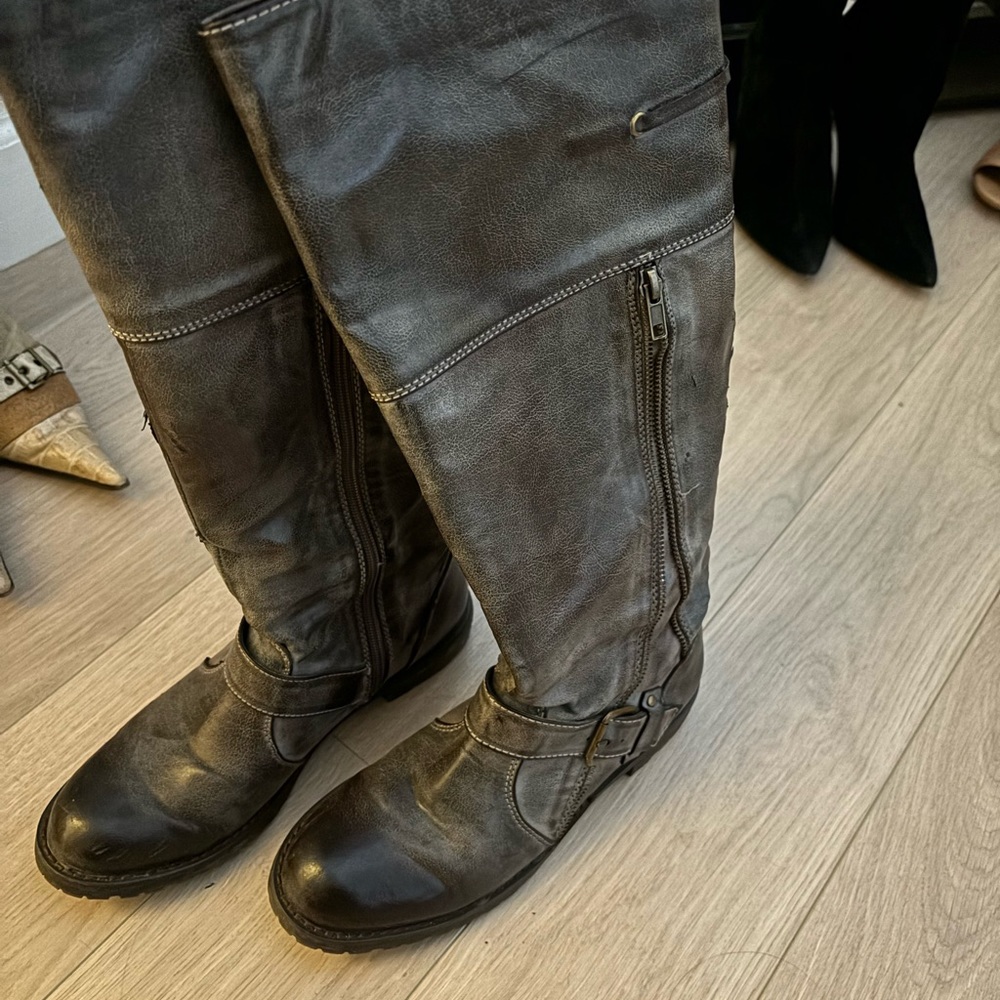 Cute knee high boots in light brown/greyish